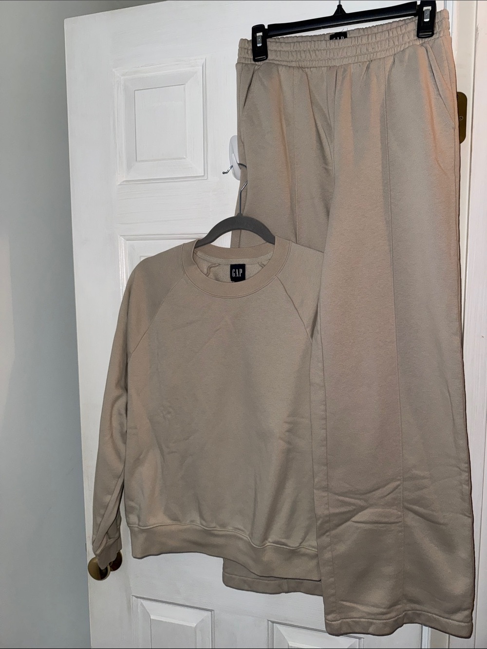 GAP Women’s Crewneck Sweat-set in Beige-Taupe